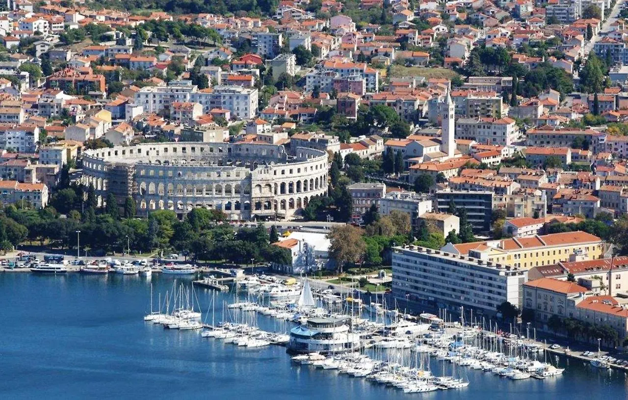 Spacious Apartment In Pula